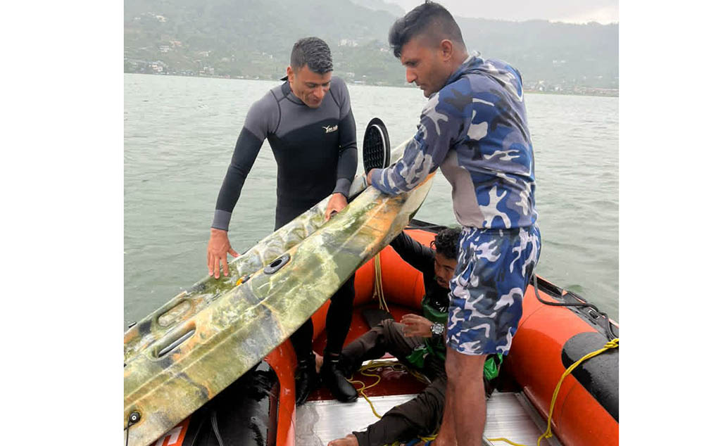 फेवातालमा कायक पल्टिँदा अलपत्र परेका युवकको सशस्त्र प्रहरीद्वारा सकुशल उद्धार