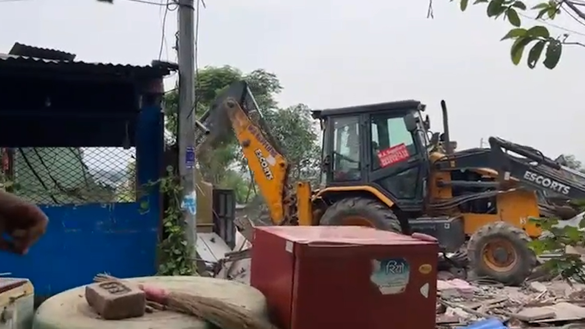 हेटौंडा–५ मा अतिक्रमण हटाउन डोजर, स्थानीयको विरोध