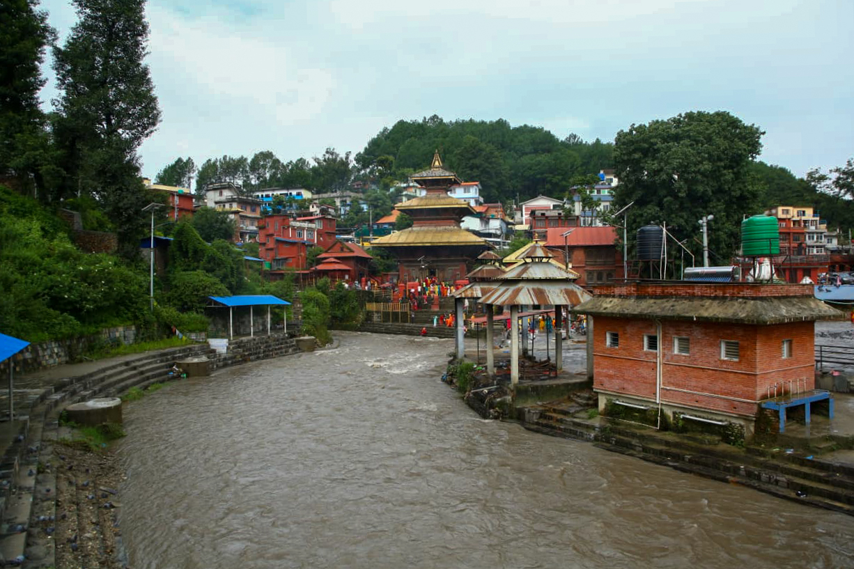 साउनको अन्तिम सोमबार : पानीको प्रवाह बेवास्ता गर्दै शिवालयमा भक्तजनको घुइँचो