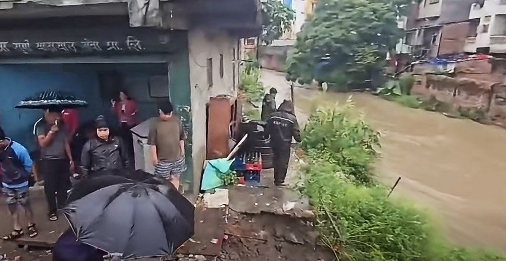 बल्खु खोलामा तीव्र बहाव, जोखिममा परेका करिब २० जना सुरक्षित स्थानमा सारिए