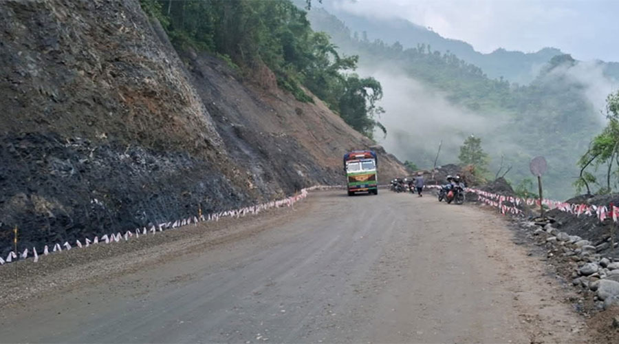 धादिङको कृष्णभिरमा लेदोसहित पहिरो, पृथ्वी राजमार्ग एकतर्फी सञ्चालन