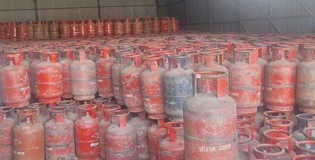 राजधानीमा ग्यास अभाव हुन नदिन बाहिरै सिलिन्डर भर्न थालियो
