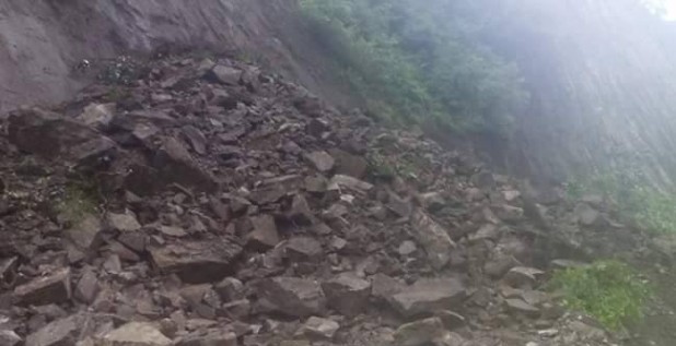 छारेभिरमा पहिरोसँगै ठूला ढुंगा खस्दा कर्णाली करिडोर अवरुद्ध