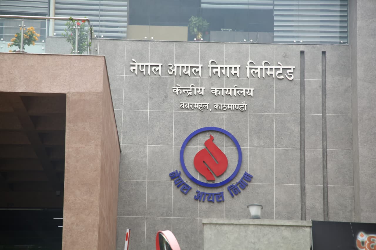 कृष्णभीर सडक अवरुद्ध भएपछि बाइरोडबाट इन्धन र ग्यास आपूर्ति निरन्तर