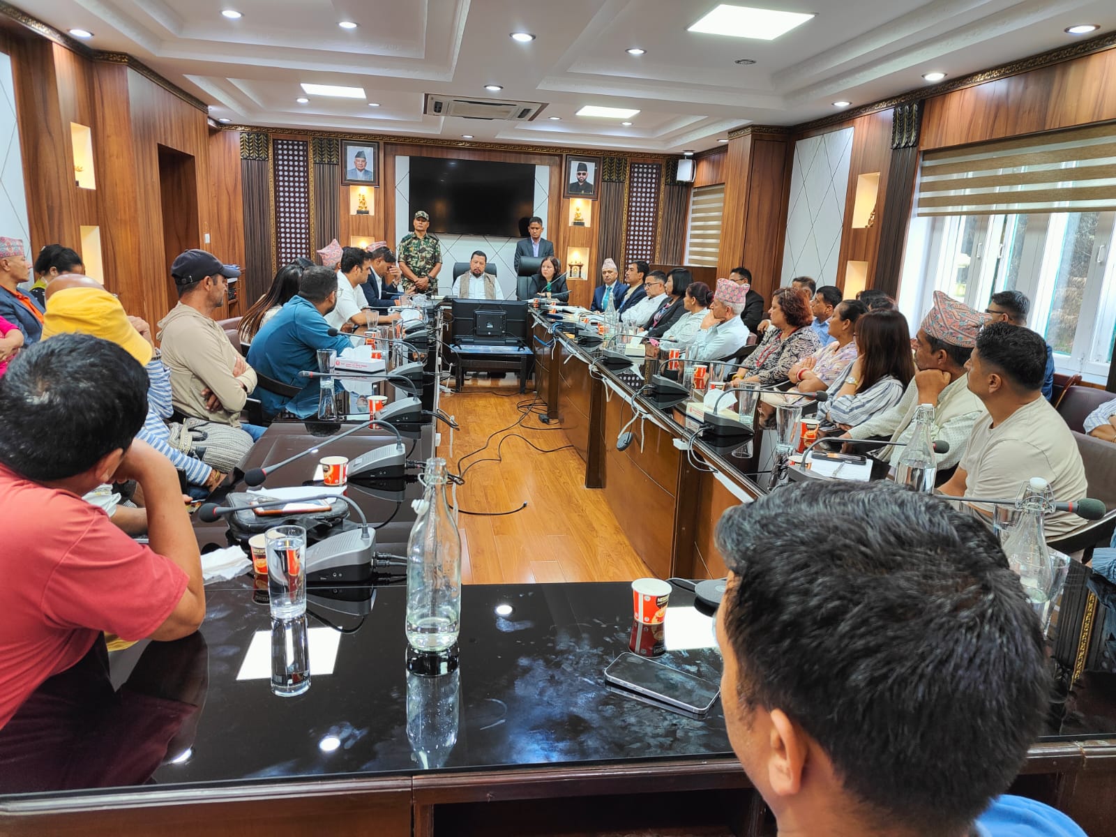 चिलिमेमा सम्पर्कविहीन राष्ट्रसेवकका परिवारलाई ऊर्जा मन्त्री श्रेष्ठको आश्वासन : ‘अझै आशा मार्ने बेला भएको छैन’