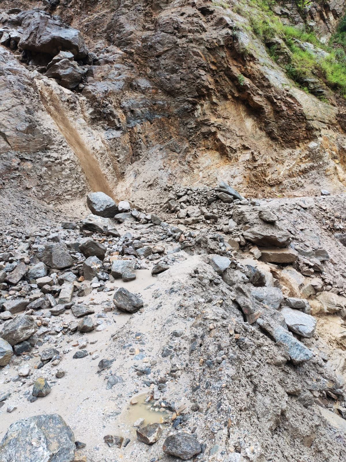कालीकोटको गगने खोलामा पहिरो खस्दा कर्णाली राजमार्ग पूर्ण रूपमा बन्द