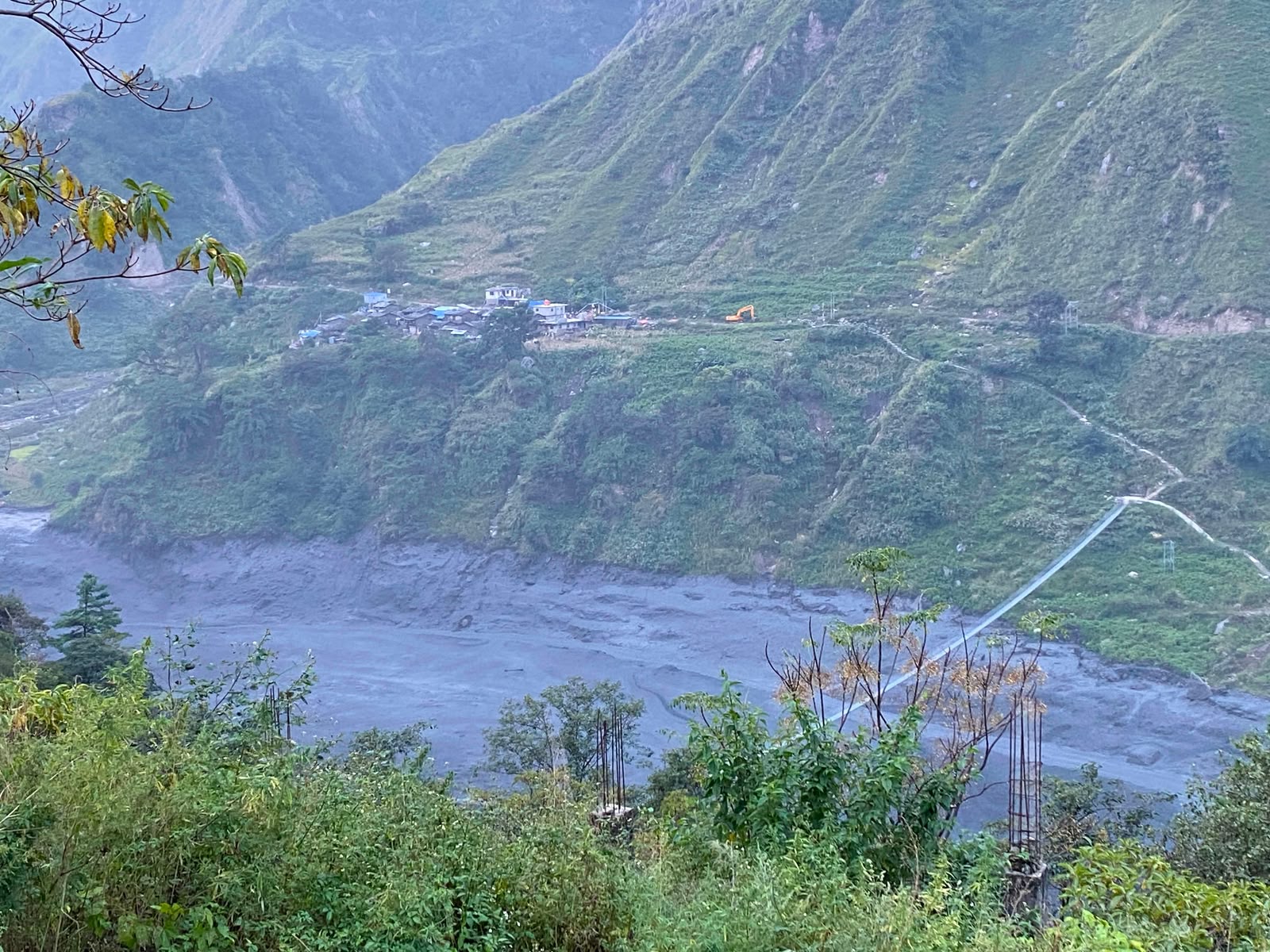 बूढीगण्डकीमा लेदोसहितको भीषण बाढी: चुमनुब्रीका ३५ घर बगे, आरुघाटसम्म उच्च सतर्कता अपनाउन आह्वान